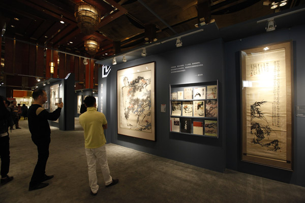 本次預(yù)展中特別為重點拍品配置了展陳墻，突出拍品的學(xué)術(shù)性.jpg