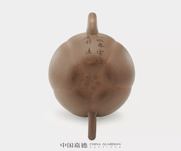 中國嘉德2019秋拍 | 陳鳴遠(yuǎn)致敬時(shí)大彬之作 · 《陳鳴遠(yuǎn)制銘詩句春雪梅瓣壺》