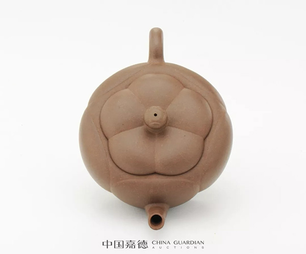 中國嘉德2019秋拍 | 陳鳴遠(yuǎn)致敬時(shí)大彬之作 · 《陳鳴遠(yuǎn)制銘詩句春雪梅瓣壺》